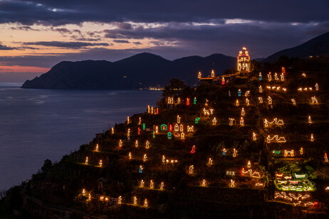 Buon Natale dall'ANSA con il bellissimo presepe di luci di Manarola