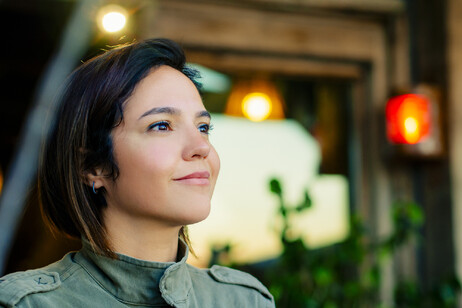 Ritratto di donna con emozioni positive foto iStock.