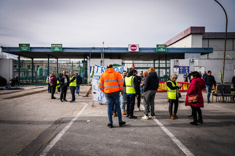 Tammurriata 'Bella ciao' per i lavoratori di Trasnova