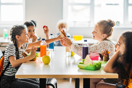 Adolescenti alla mensa scolastica foto iStock.