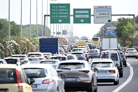 Auto in coda nel traffico