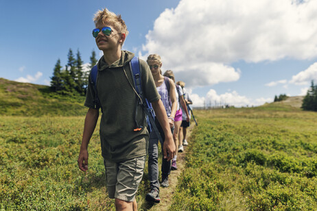 Giovani in cammino foto iStock.