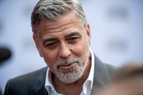 George Clooney dichiaratamente pro Harris, ma invitò Biden a farsi da parte