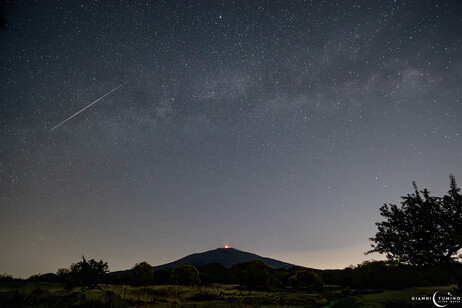 Una meteora sull'Etna (fonte: Gianni Tumino, Uai)