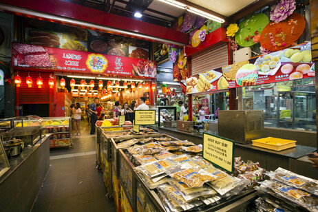 Supermarket orientale con i &nbsp;bak kwa foto iStock.