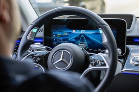 Mercedes-Benz aggiorna Drive Pilot a 95 km/h