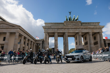 Bmw CE 02 e CE 04 sulle strade della Berlin Marathon