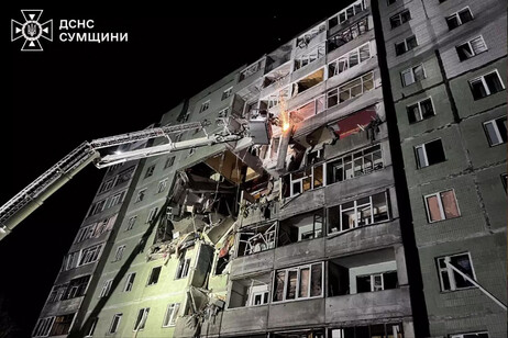 Ucraina, missile colpisce edificio residenziale a Sumy