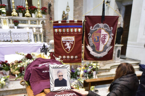 Agroppi: funerale ricorda le sue passioni, dal Toro a Elvis