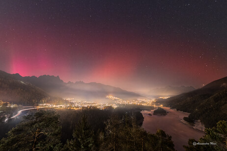 L'aurora boreale e il Sar su Pieve di Cadore fotografati da Alessandra Masi, foto del giorno della Nasa (fonte: Alessandra Masi)