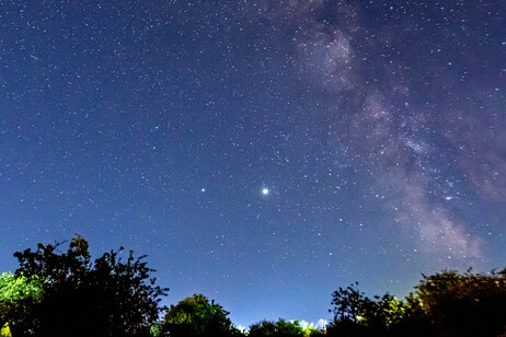 Giove e Marte, con la Via Lattea (fonte: Marco Verch da CCNULL CC-BY 2.0 )