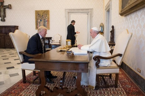 Il Papa contro Trump, le deportazioni ledono la dignità