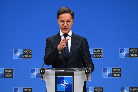 Rutte: "Spesa Nato per la difesa deve salire oltre il 3%"