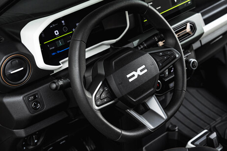 Per Nuova Dacia Spring design interno funzionale con stile