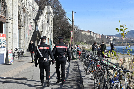 I carabinieri effettuano dei controlli ai Murazzi