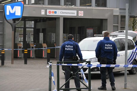 In strada con kalashnikov a Bruxelles, sfugge alla polizia