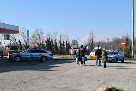 Poliziotti feriti a martellate, uno spara ad aggressore