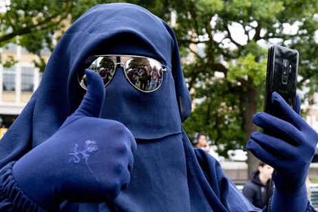 Una manifestante contro il divieto del burqa, archivio