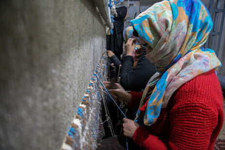 Donne afghane mentre tessono