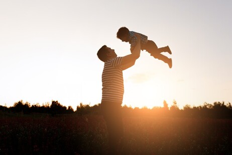 Un papà con il figlio (fonte Freepik)