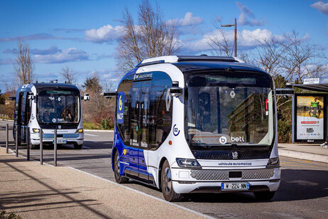 Robobus di WeRide circolano per prova a Valemce in Francia