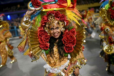 Carnevale, a Rio de Janeiro sfilano le scuole di samba