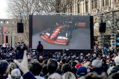 FESTA FERRARI A MILANO, CON HAMILTON E LECLERC