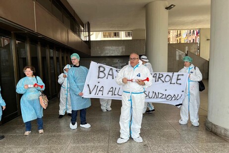Flash mob Oss sotto il consiglio regionale