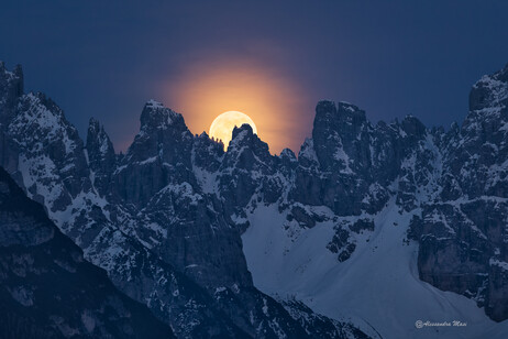 La Luna piena di Pasqua e le Dolomiti (fonte: Alessandra Masi)