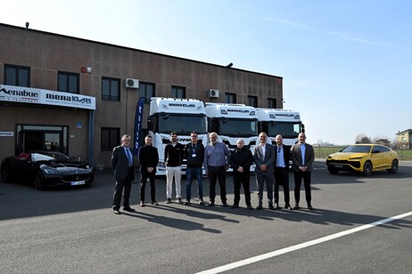 Menaklars, fornitura Scania per il trasporto di auto di lusso