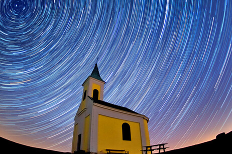 Lo sciame delle Liridi fotografato da Niederhollabrunn (Austria) il 21 aprile 2020 (fonte: Ron Cogswell da Flickr CC BY 2.0)