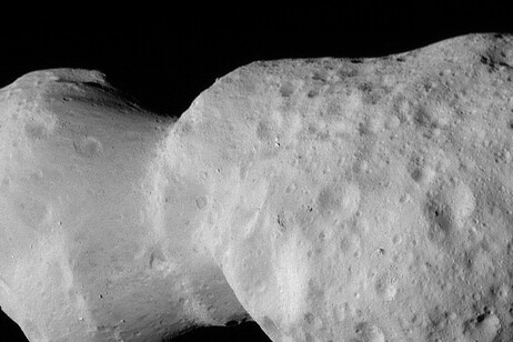 Particolare dell'asteroide Donaldjohanson ripreso dalla sonda  Lucy durante il sorvolo di Pasqua (fonte: NASA/Goddard/SwRI/Johns Hopkins APL/NOIRLab)