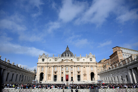 La salma di papa Francesco trasferita a San Pietro per l'ostensione