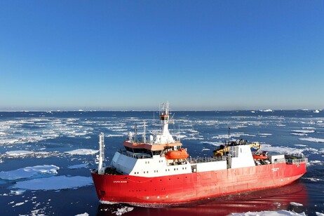 La nave Laura Bassi, unica rompighiaccio italiana per la ricerca oceanografica in grado di operare in mari polari (fonte: Prato, Romeo, Sedmak - PNRA)