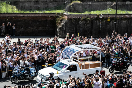 Funerale Papa Francesco, il corteo nel centro di Roma