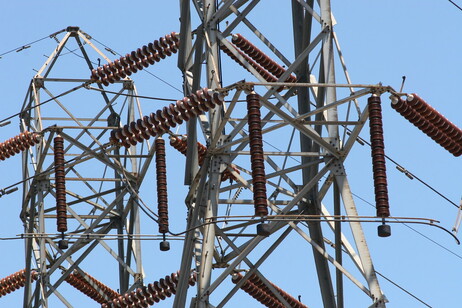 Particolare di una rete elettrica (fonte:  arbyreed da Flickr CC BY-NC 2.0)
