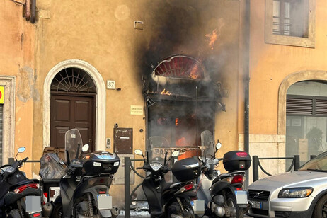 In fiamme la pasticceria Cinque Lune davanti al Senato