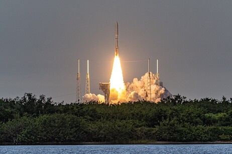 Lanciati i primi 27 satelliti che andranno a formare la costellazione Kuiper di Amazon (fonte:&nbsp;Michael Cain/Spaceflight Now)