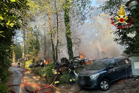 Camper a fuoco in campeggio Trieste, vigili del fuoco al lavoro