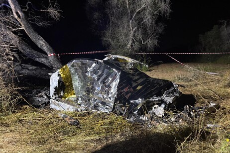++ Auto si ribalta e prende fuoco, morti tre ragazzi ++