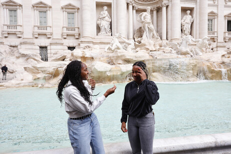 Internazionali, atleti a Fontana di Trevi per il rito della monetina