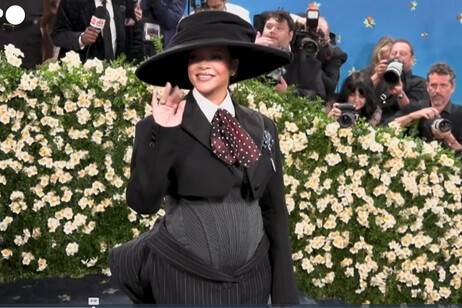 Rihanna rivela la sua terza gravidanza alla serata del Met Gala