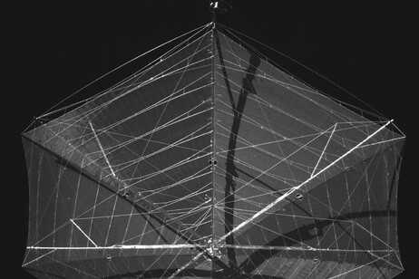 L’antenna a ombrello di Biomassa aperta (fonte: ESA)