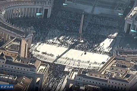 Una veduta di piazza San Pietro durante il conclave