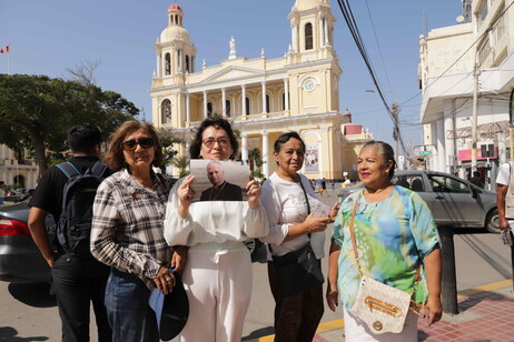 Peruvian faithful celebrate the election of the new pope