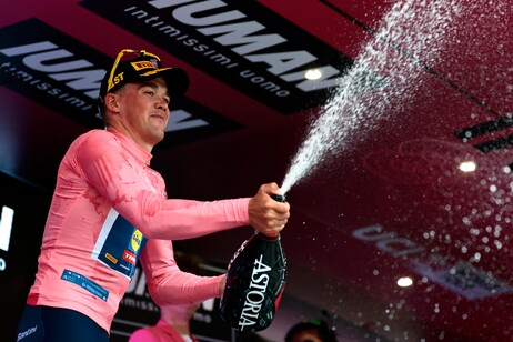 Giro: Pedersen vince a Tirana, è prima maglia rosa 2025