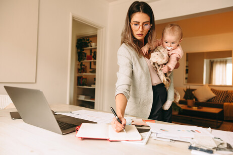 Una mamma con un bambino piccolo a lavoro da casa foto iStock.