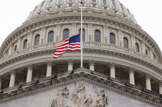 La bandiera americana sventola sul Campidoglio