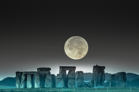 La Luna piena su Stonehenge (fonte: jeffwelch25 d Flickr CC BY 2.0)