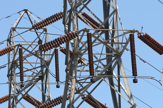 Particolare di una rete elettrica (fonte:  arbyreed da Flickr CC BY-NC 2.0)